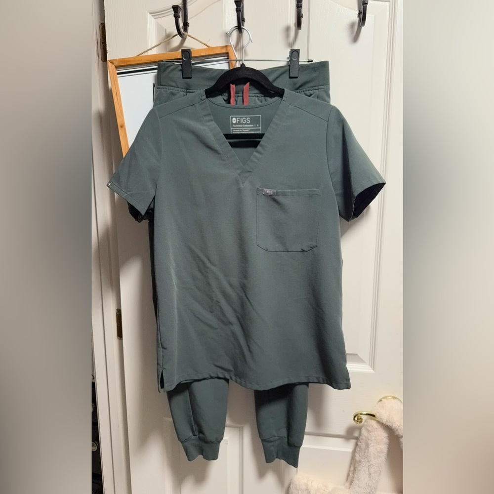 Figs scrub set in Bonsai color size small Catarina top and Zamora joggers